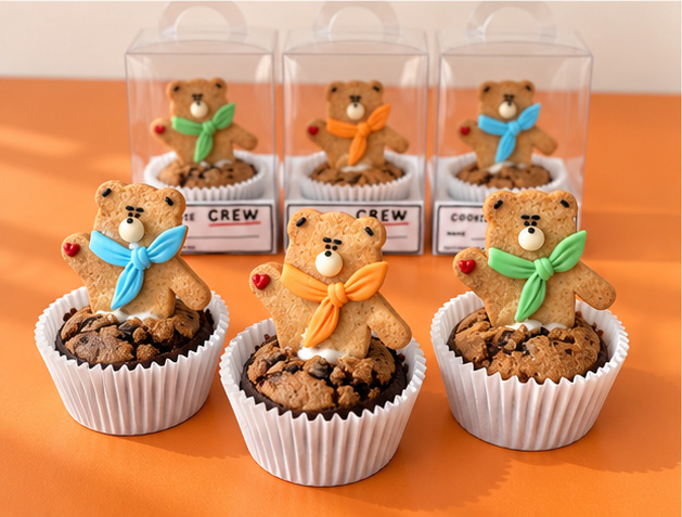 세 가지 스카프 색상의 COOKIE CREW 캐릭터 쿠키