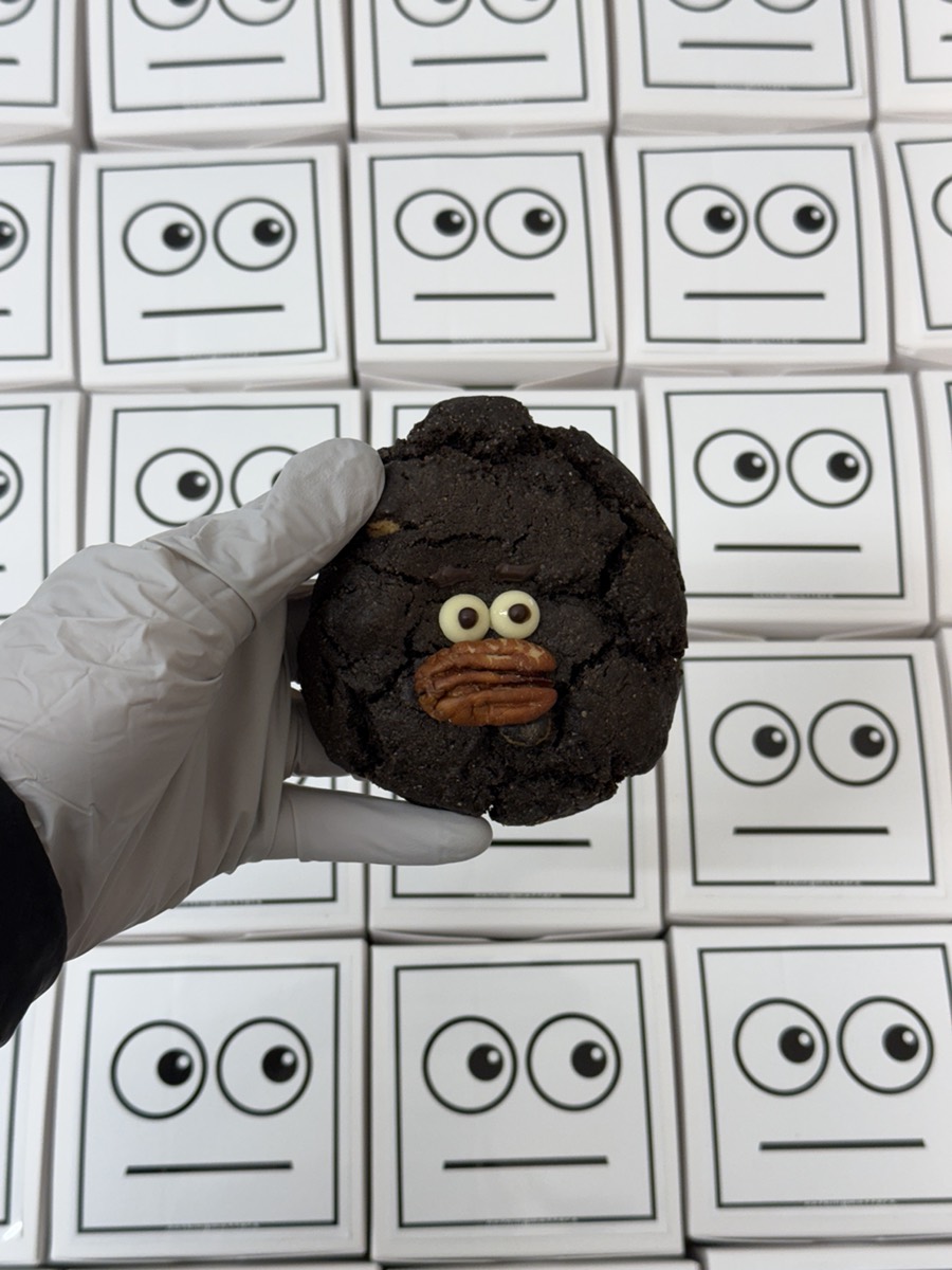 캐릭터 쿠키와 1구 박스 패키지 연출컷