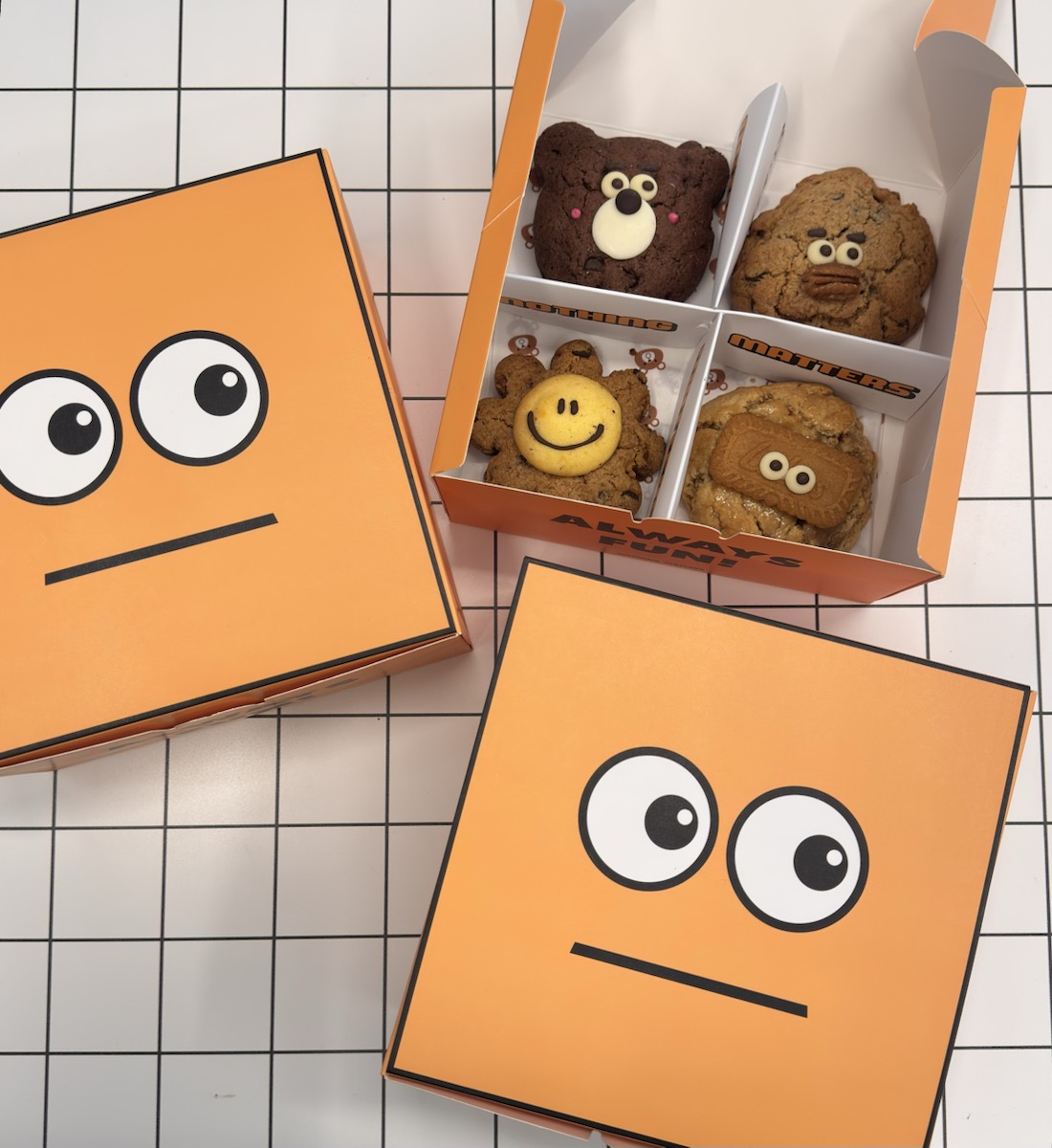 4구 박스 구성과 외부 패키지를 함께 보여주는 컷