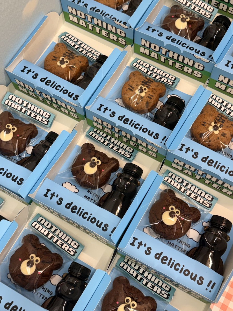 여러 개의 1구 음료 세트를 준비한 전체 배열컷