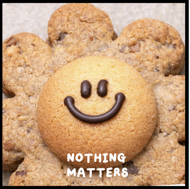 웃는 얼굴 장식이 있는 해바라기 모양의 버터스카치 쿠키