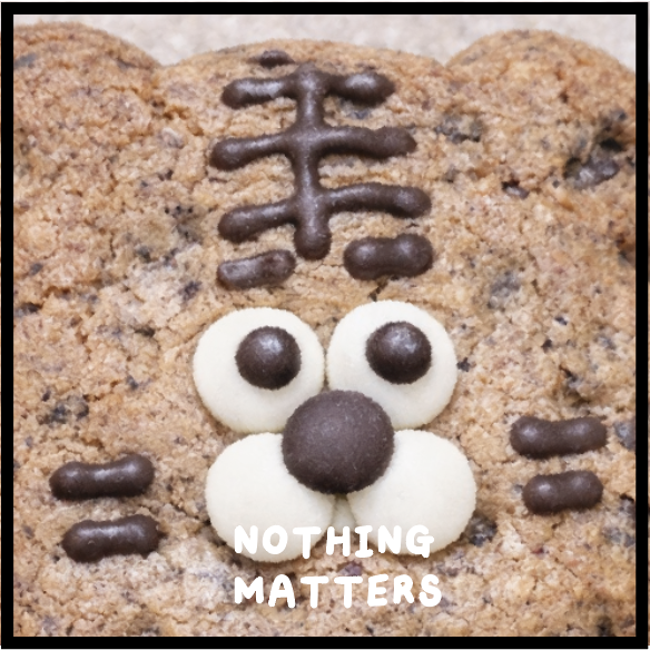 오레오 쿠키 반죽 위에 호랑이 얼굴 장식이 있는 쿠키