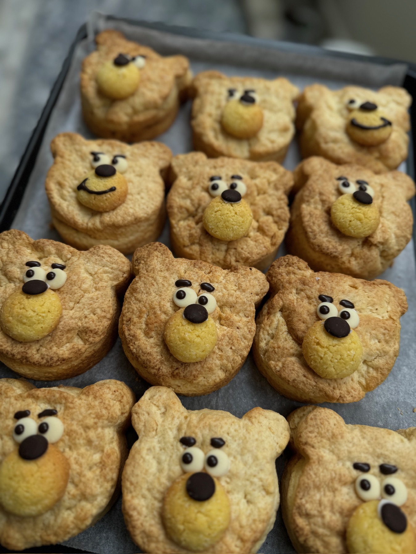 선물 테이블에 어울리는 곰돌이 스콘